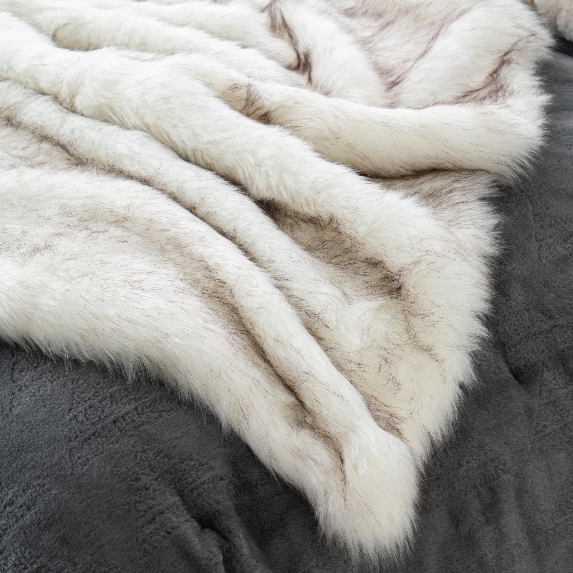 BATTILO HOME Luxury White Faux Fur Blanket Extra Large 60 x 80 Inches Super  Soft Oversized Fox Fur Throw Blankets for Couch, Bed Reversible to Plush